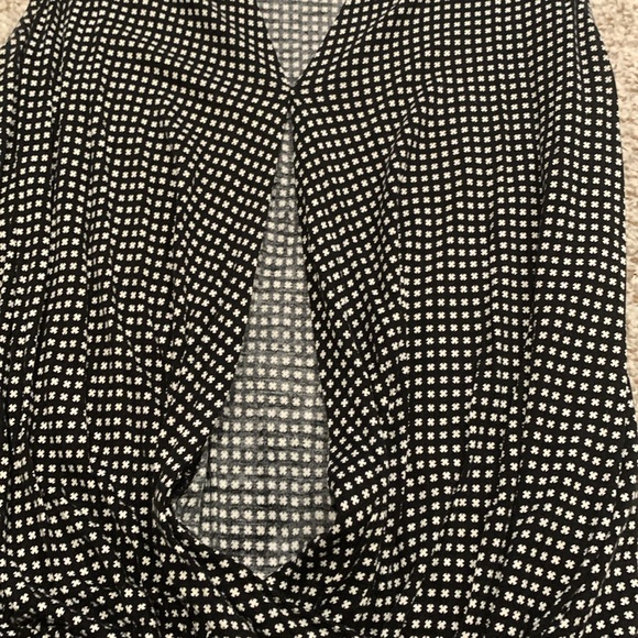 Old Navy Print Patterned Slit Tank Top Black & White - Picture 4 of 6